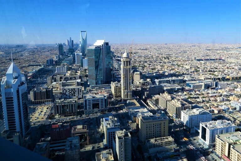 المملكة العربية السعودية تُصدر تأشيرة عمل جديدة بدون كفيل 2026